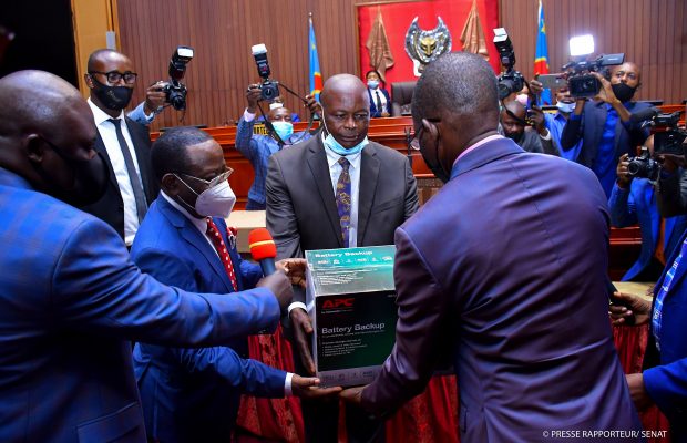  REMISE DU MATERIEL INFORMATIQUE AU PERSONNEL POLITIQUE ET ADMINISTRATIF DU SENAT