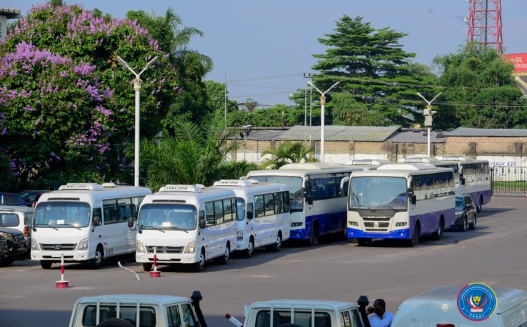  TRANSPORT DU PERSONNEL : LE BUREAU SAMA LUKONDE DOTE L&rsquo;ADMINISTRATION DU SÉNAT DE 10 (DIX) BUS NEUFS